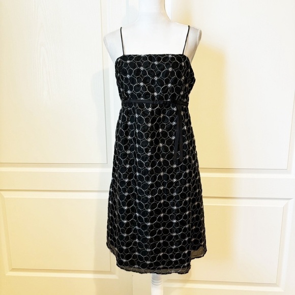 Motherhood Maternity Spaghetti Straps Dress Embroidered White Flowers Medium - Picture 1 of 14